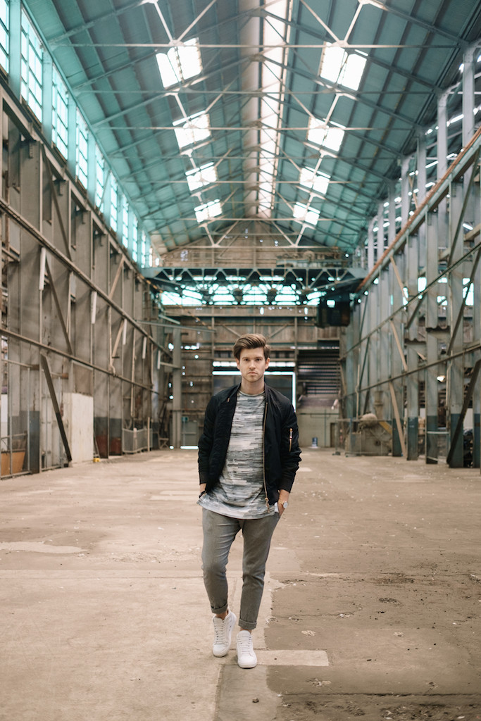 Exploring Sydney Cockatoo Island with Noah Stammbach Historical Industrial Sites Production Halls Industrial Photoshoot wearing Project A Zanerobe Tiger Of Sweden ETQ Amsterdam Menswear Blogger Travelblogger Sydney Must Sees Herrenmode Streetstyle Urban Streetwear