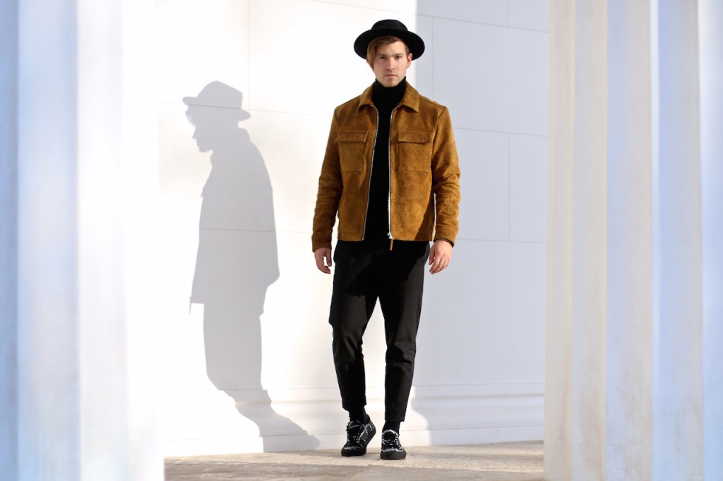 HM Studio SS16 Men's Must Haves H&M Leatherjacket H&M Studio SS16 Lederjacke Rauhlederjacke Allblack Retro Chic Outfit Malemodel wears H&M mustard suede Jacket from H&M Studio SS16 Collection and Allsaints hat and Allsaints cropped chinos with Filippa K turtleneck and Axel Arigato Sneakers menswear blogger austrianblogger maleblogger Herrenmode Männerblog