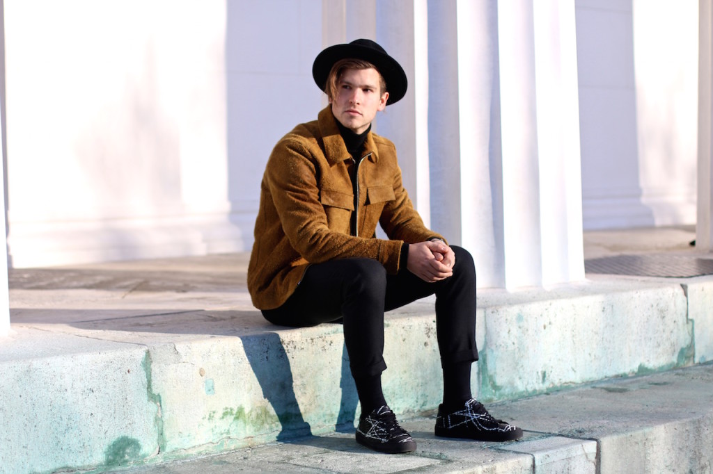 HM Studio SS16 Men's Must Haves H&M Leatherjacket H&M Studio SS16 Lederjacke Rauhlederjacke Allblack Retro Chic Outfit Malemodel wears H&M mustard suede Jacket from H&M Studio SS16 Collection and Allsaints hat and Allsaints cropped chinos with Filippa K turtleneck and Axel Arigato Sneakers menswear blogger austrianblogger maleblogger Herrenmode Männerblog