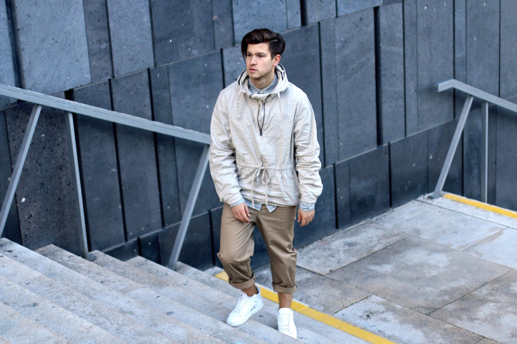 menswear blogger stylisch young men stands in front of concrete wall wearing H&M Studio SS16 Collection wide rolled up slacks in sandy beige tones with white sneakers a progressive spring outfit for the creative modern man spring/summer trends 2016