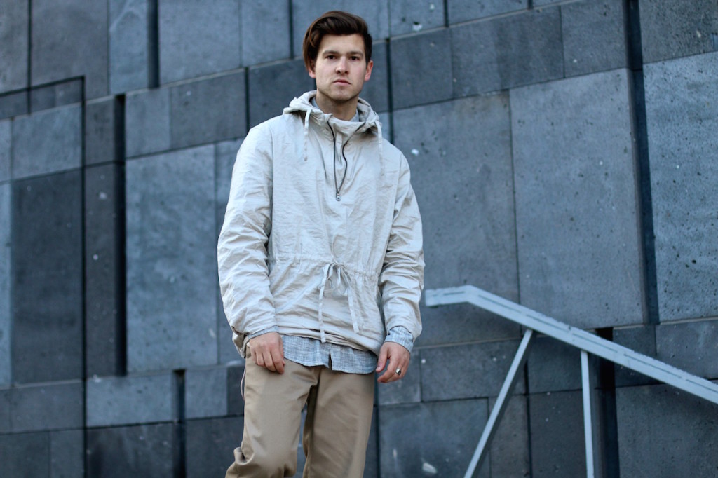 menswear blogger stylisch young men stands in front of concrete wall wearing H&M Studio SS16 Collection wide rolled up slacks in sandy beige tones with white sneakers a progressive spring outfit for the creative modern man spring/summer trends 2016