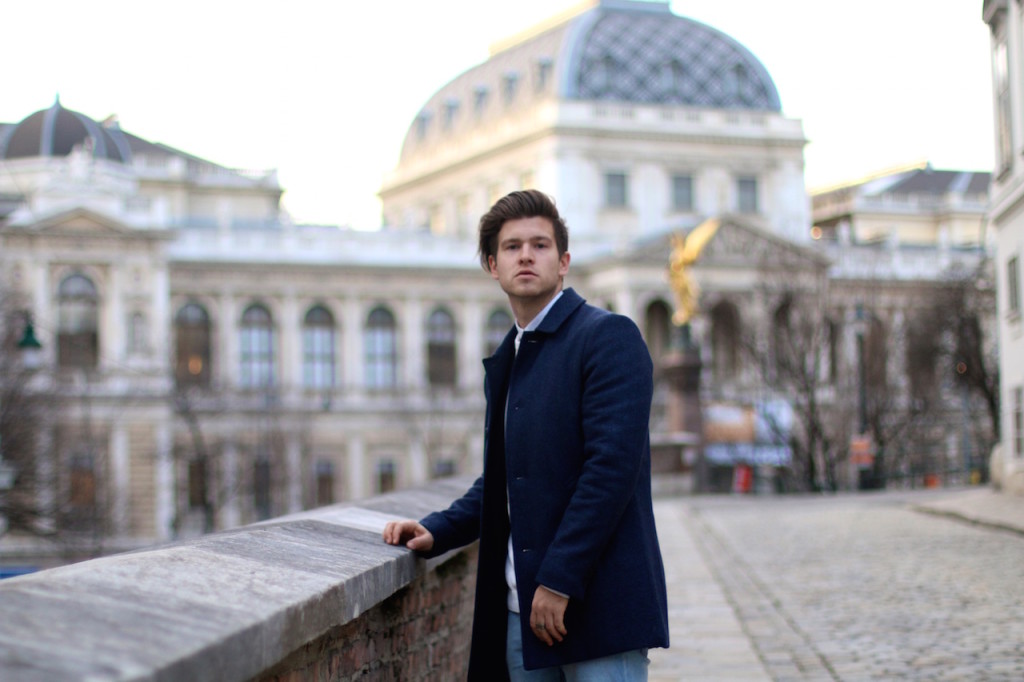 Menswearblogger wearing coat by Selected Homme and Ripped Jeans by Neuw Denim in front of University of Vienna 1
