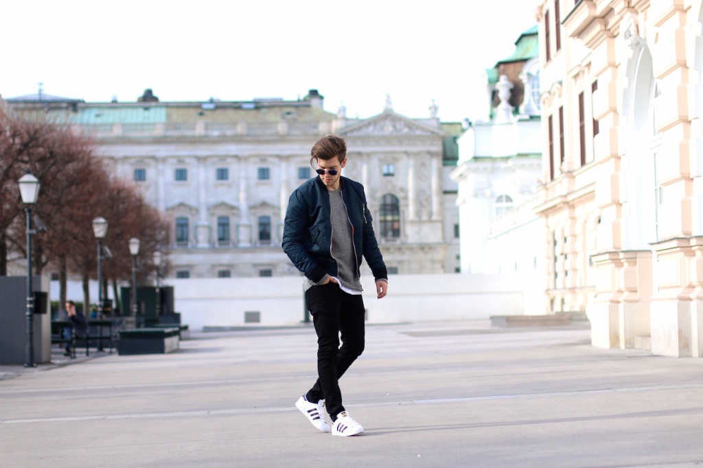 Männerblogger Meanwhileinawesometown wearing Spring Outfit by Aboutyoude with Bomber Jacket and black jeans by BLKDNM next to Albertina Museum Vienna