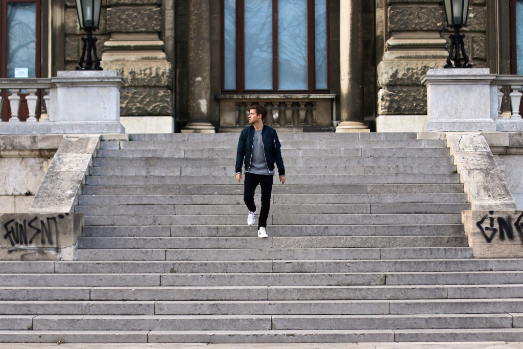 Männerblogger geht stufen der Nationalbibliothek im Burggarten hinunter