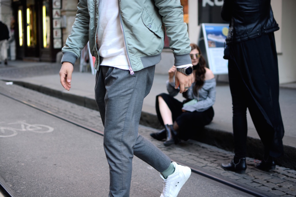 Streetstyle Outfit von Herrenmode Modeblogger Meanwhileinawesometown mit weißen etq sneakers und weißem sweater grüner scotch und soda bomberjacke