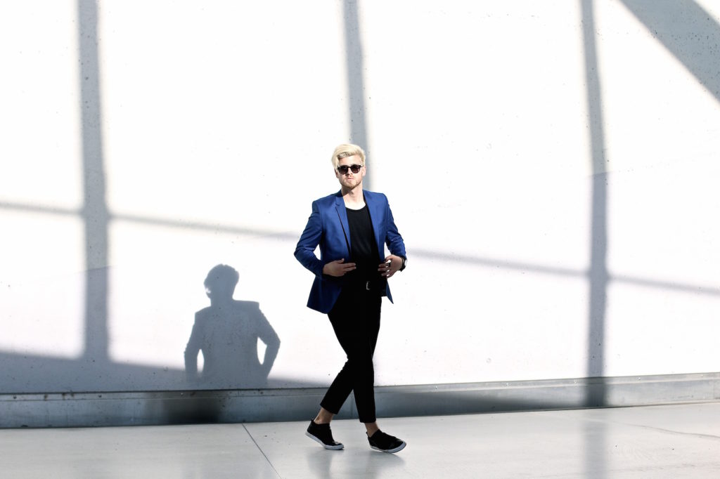 Meanwhile in Awesometown Austrian Mens Fashion and Lifestyle Blogger Deep Blue Selected Homme Blazer AllSaints Dyer Trousers Tods Shades Men with blonde hair_1