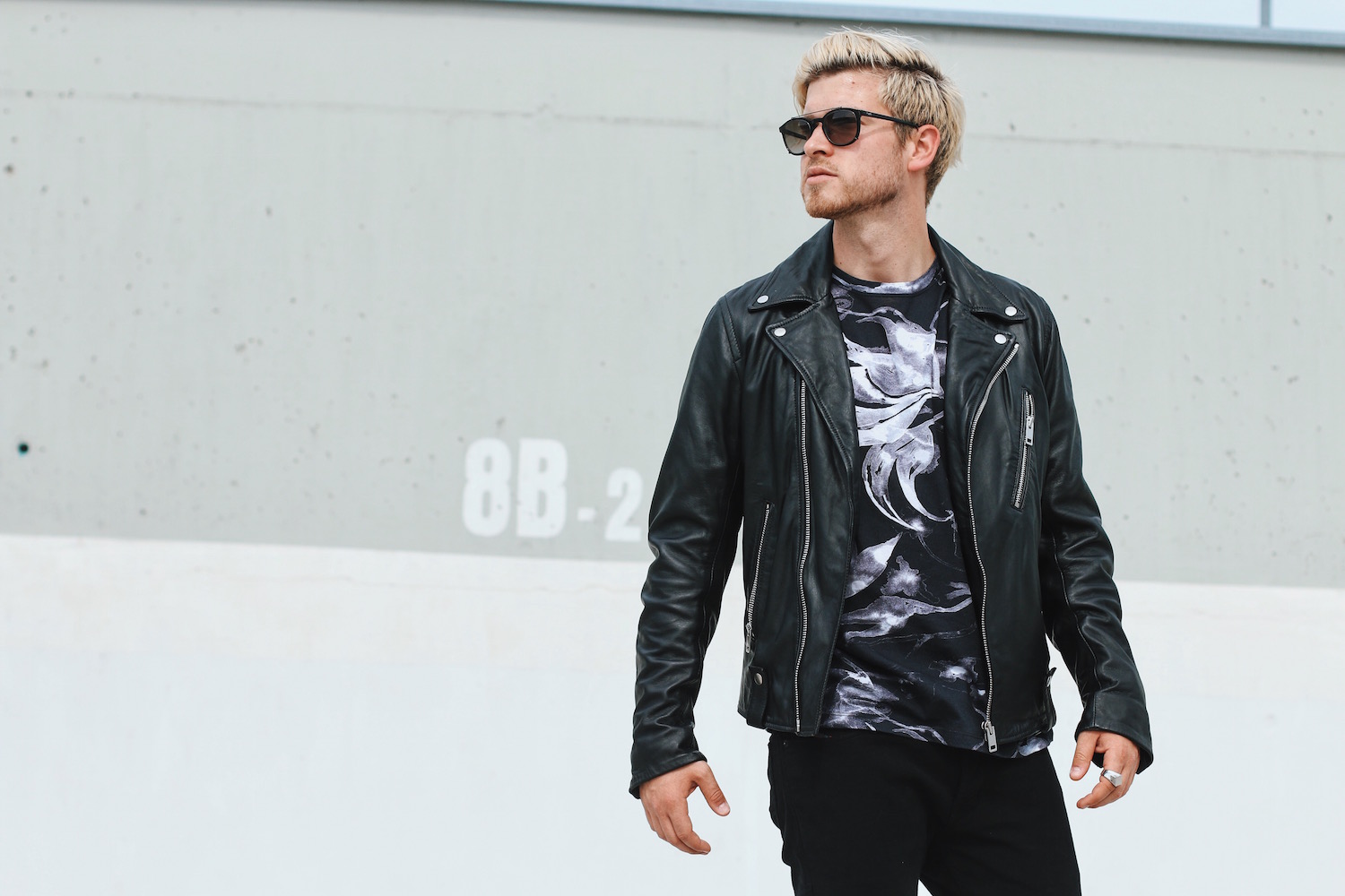 Meanwhile in Awesometown Austrian Mens Fashion Blogger_Diesel_Leather Biker Jacket_All Black_Floral Print