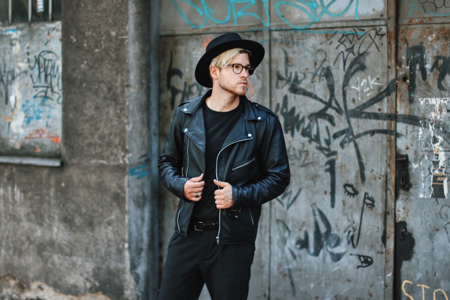 Outfit_All Black Viennese Hipster Look_Viparo Biker Jacket_Hat_Huarache_Allsaints_Meanwhile in Awesometown Austrian Mensfashion Blogger