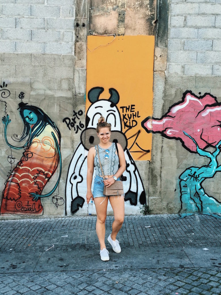 Travel-Diary_A-Long-Weekend-In-Porto_by-Meanwhile-in-Awesometown_Mens-Fashion-and-Lifestyle-Blog-from-Austria_Girlfriend-in-Front-of-Street-Art