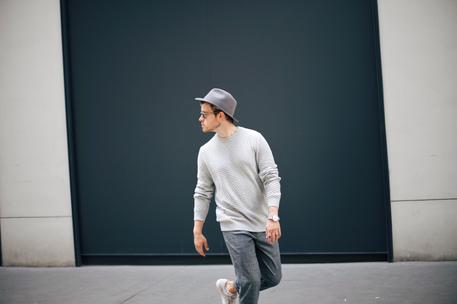 Samsoe & Samsoe All Grey Outfit Cropped Chinos and Hat Meanwhile in Awesometown Austrian Mens Fashion and Lifestyle Blogger