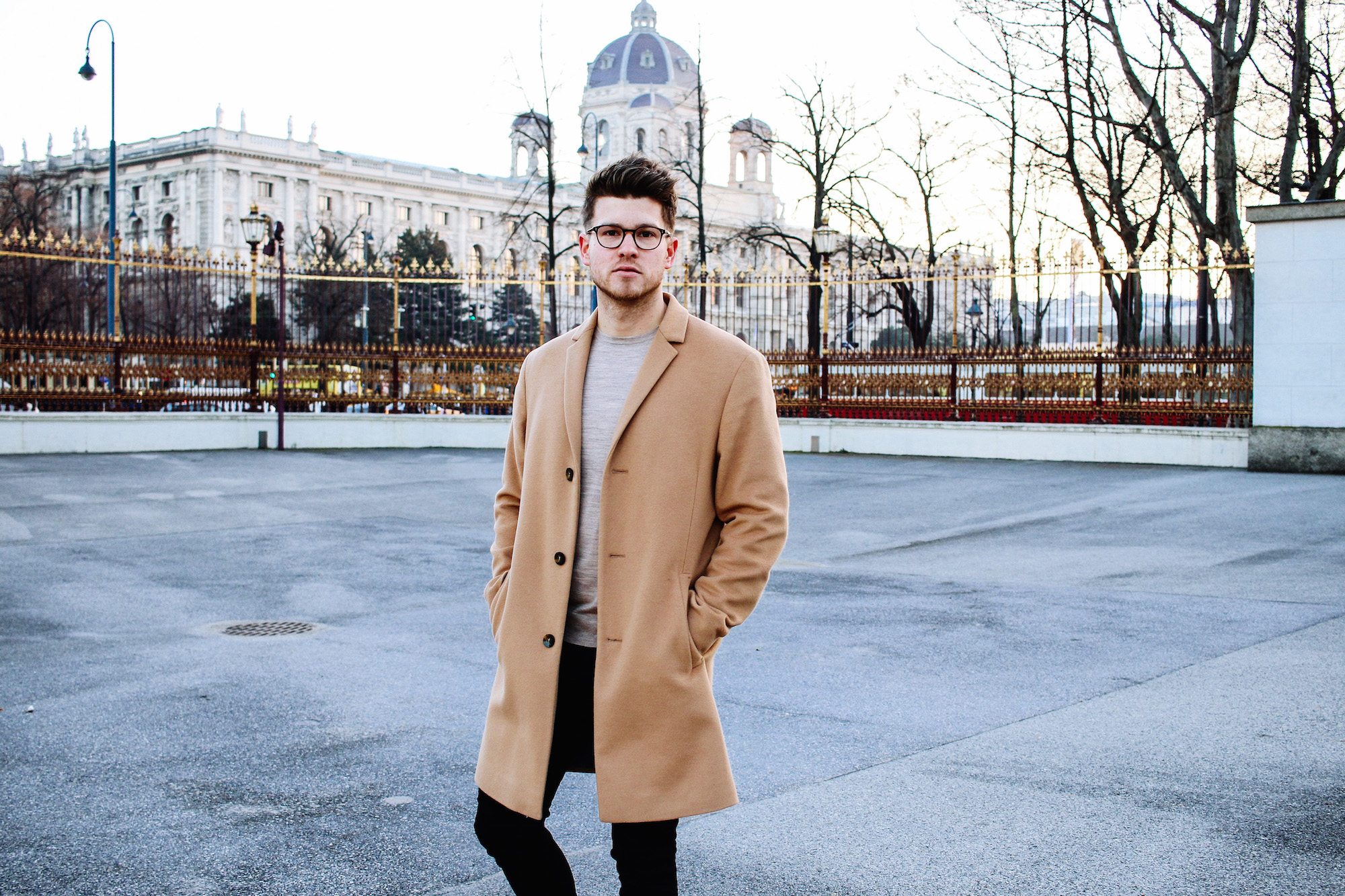 Classy Casual mit Camel Coat und Wildleder Chelsea Boots Meanwhile in Awesometown Mens Fashion Blogger Maleblogger Wiener Blogger