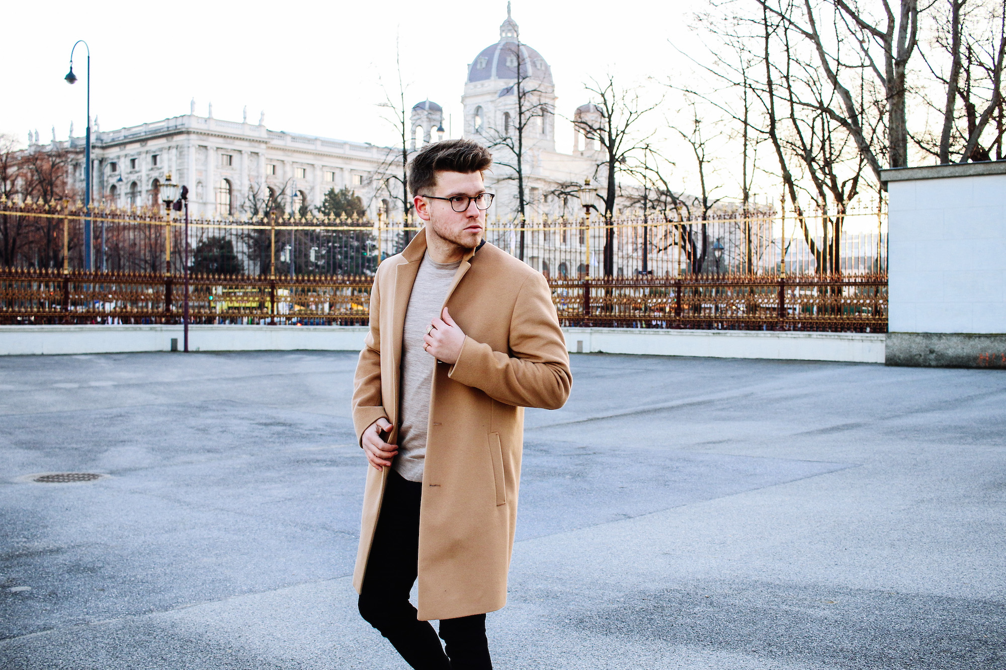 Classy Casual mit Camel Coat und Wildleder Chelsea Boots Meanwhile in Awesometown Mens Fashion Blogger Maleblogger Wiener Blogger